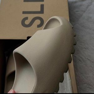 i am selling yeezy slides size 8